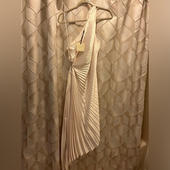 Dresses & Skirts - Off white event dress